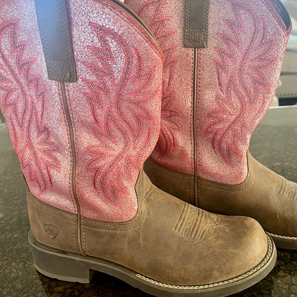 Women’s Ariat boots size 9
